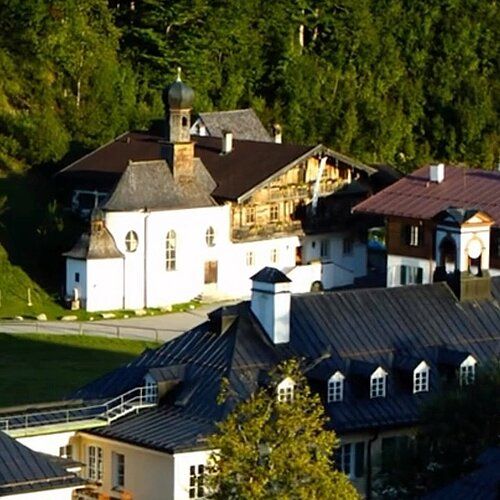 Das Herzogliche Gasthaus Alte Bad, idyllisch gelegen im Herzen von Wildbad Kreuth und umgeben von der malerischen...